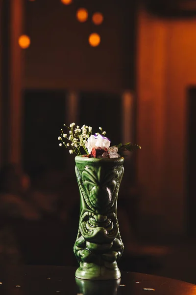 Una Toma Vertical Vaso Cóctel Tiki Sobre Mesa Fondo Borroso — Foto de Stock