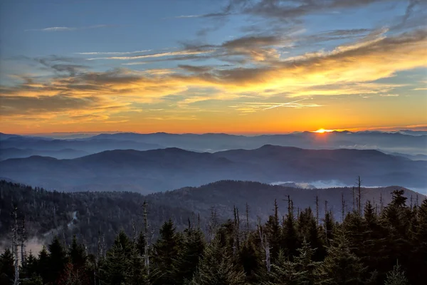 Uma Vista Panorâmica Pôr Sol Acima Das Montanhas — Fotografia de Stock