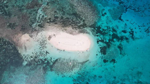 フィリピンのターコイズブルーの海の水とサンゴ礁を持つ美しい熱帯ビーチの空中ビュー — ストック写真