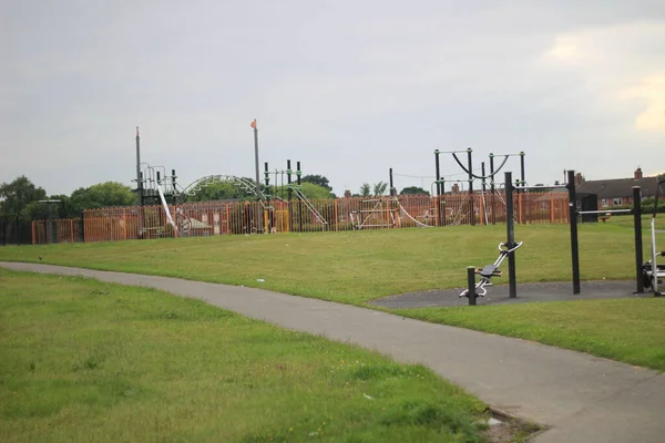 Uma Estrada Parque Com Equipamento Para Exercícios — Fotografia de Stock