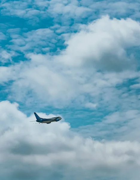 Tiro Vertical Avião Voando Contra Céu Azul Nublado — Fotografia de Stock