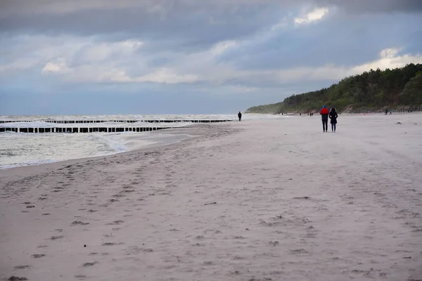 Люди Идут Песчаному Пляжу Облачный День — стоковое фото