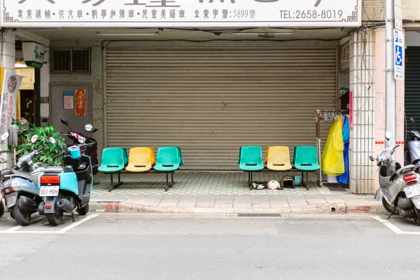 Zöld Sárga Műanyag Ülések Egy Buszpályaudvaron Taipeiben Tajvanon — Stock Fotó