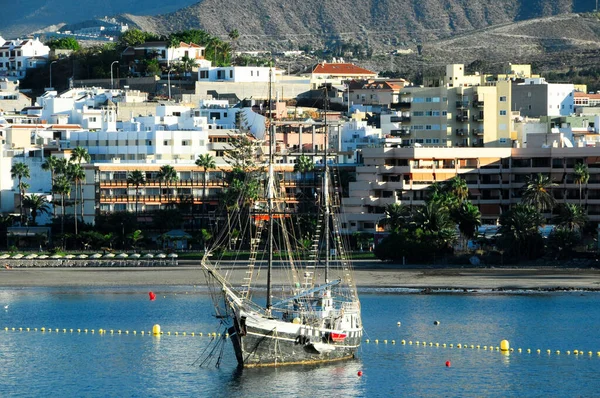 テネリフェ島の港にある古いヴィンテージセイルボート Surh Canary Islands — ストック写真