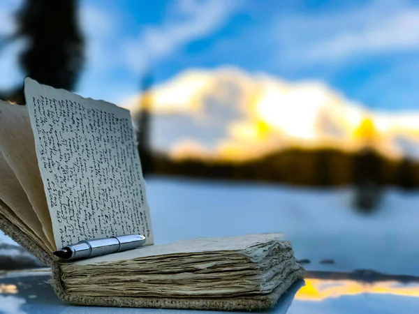 Een Close Opname Van Een Notitieboekje Een Pen Een Tafel — Stockfoto