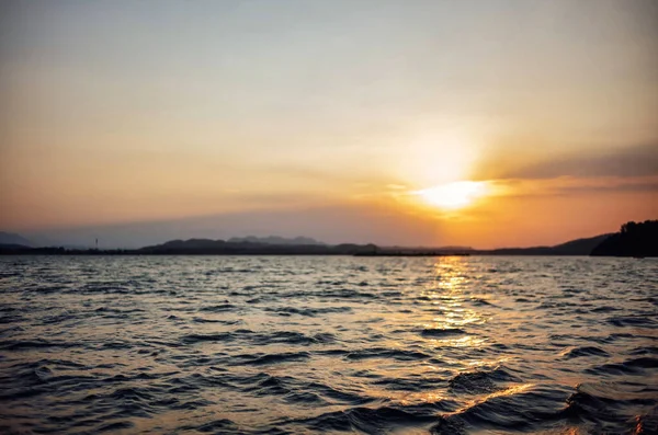 Denizin Üzerindeki Altın Gün Batımının Manzarası — Stok fotoğraf