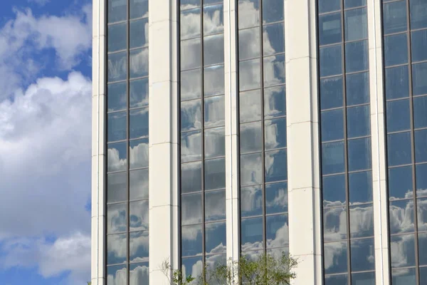 Cielo Azul Nublado Reflejado Las Ventanas Rascacielos Moderno —  Fotos de Stock