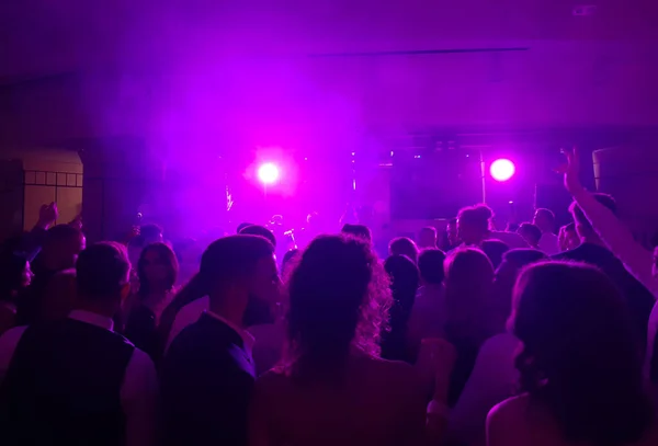 Asisten Una Fiesta Privada Una Sala — Foto de Stock