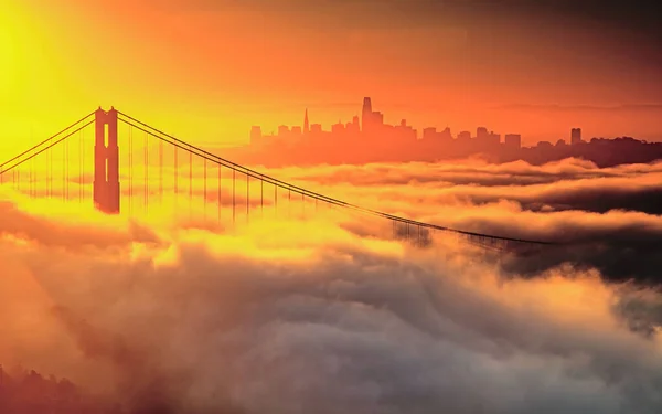 美丽的落日笼罩在覆盖着金门大桥的白云之上 美国旧金山 — 图库照片