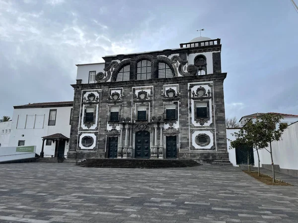 Ponta Delgada, Azores, Portekiz 'deki Sao Sebastiao kilisesinin güzel bir resmi.