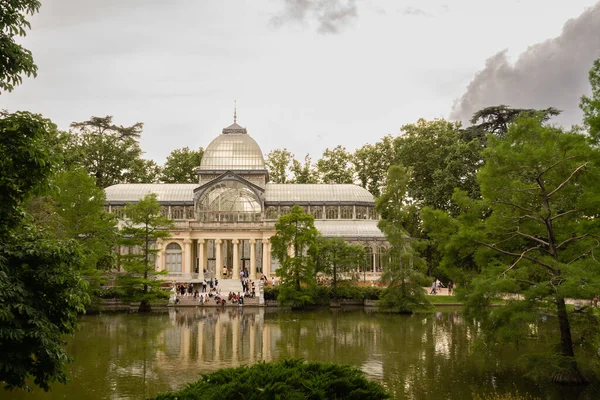 Palacio Cristal Detrás Unos Árboles Estanque Parque Del Retiro Madrid — Foto de Stock