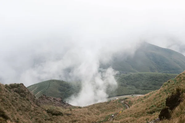 Tayvan Taipeh Kentindeki Yangmingshan Ulusal Parkı Volkan Kraterinin Üzerinde Yüzen — Stok fotoğraf