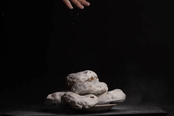 Рука Женщины Наливает Сахар Пончики Сахаром Черном Фоне — стоковое фото