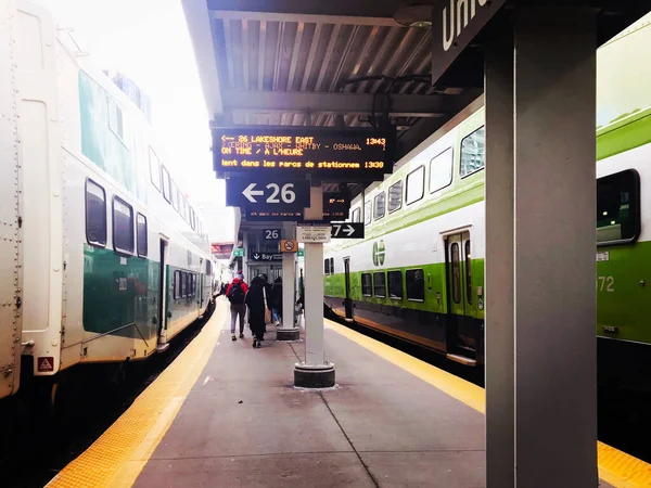 一个城市现代化的火车站 有火车和有明亮天空的铁幕信息 — 图库照片