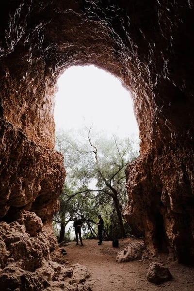 Mağaranın Kemerli Girişinde Iki Turist Var — Stok fotoğraf