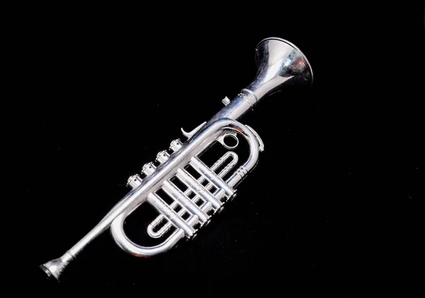 Silber Vintage Toy Trompete Auf Schwarzem Hintergrund — Stockfoto