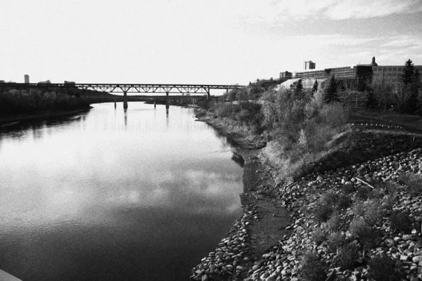 Uma Visão Baixo Ângulo Uma Ponte Construída Acima Água — Fotografia de Stock