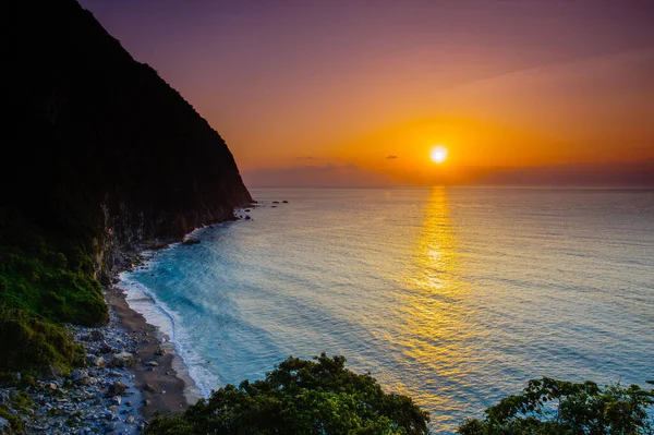 Vacker Solnedgång Som Reflekterar Över Havet Med Enorm Klippa Sidan — Stockfoto