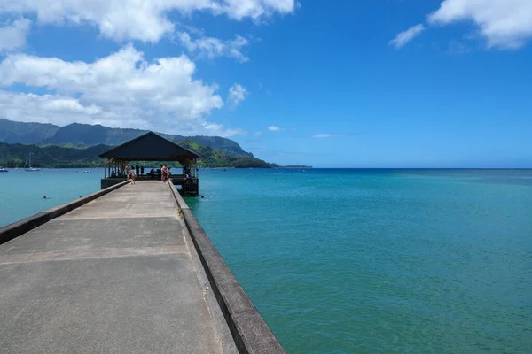 Een Prachtig Uitzicht Mensen Die Pier Lopen Het Eiland Kauai — Stockfoto