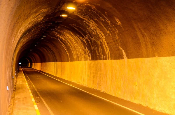 Ondergrondse Donkere Tunnel Weggloeiend Verlicht — Stockfoto