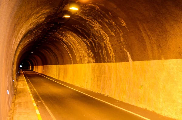 Underjordiska Mörka Tunneln Och Vägen Självlysande Upplyst — Stockfoto