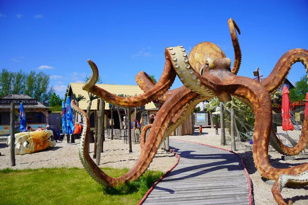 Dřevěná Pěšina Pod Obrovským Chobotnicovým Modelem Parku Wieloryba — Stock fotografie
