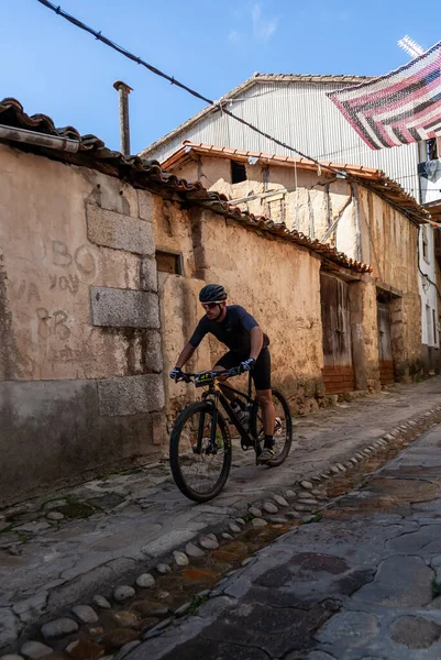 自転車は エストレマドゥーラ州のヴェラ地方の山々を走るデサフィオ コンキスタ ヴェラの挑戦に参加します — ストック写真