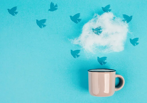 Xícara Café Com Uma Nuvem Vapor Pássaros Voando Para Céu — Fotografia de Stock