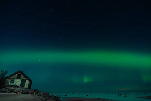 湖滨上空的蓝色和绿色北极光 还有一栋废弃的房子 让人叹为观止 — 图库照片