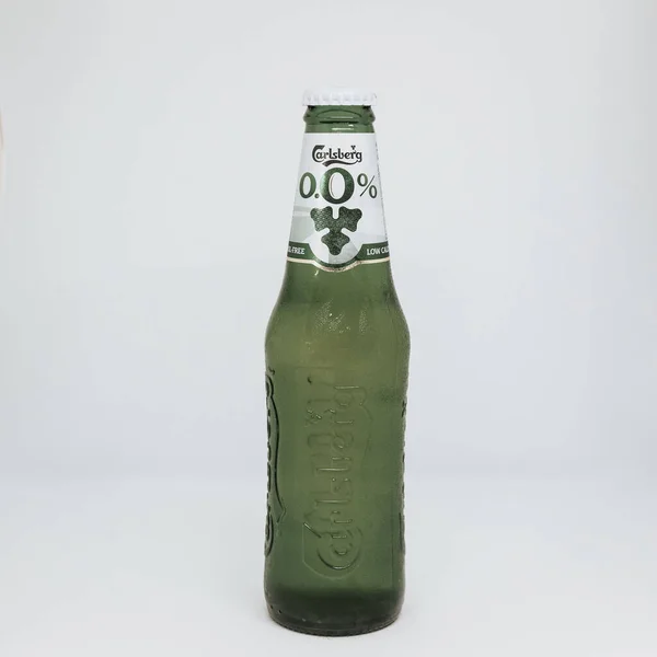 Стеклянная Бутылка Пива Carlsberg Trappist Сером Фоне — стоковое фото