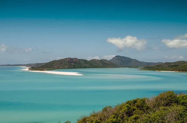 Een Schilderachtig Uitzicht Een Blauwe Zeegezicht Tegen Eilanden Bedekt Met — Stockfoto