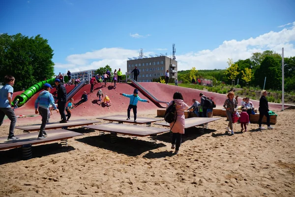 在Miedzyzdroje的一个阳光灿烂的日子 许多孩子在操场上玩耍 — 图库照片