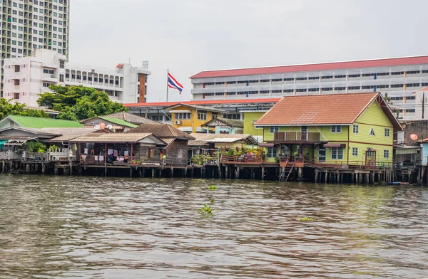 曼谷东南亚Chao Phraya河沿岸的住房 — 图库照片