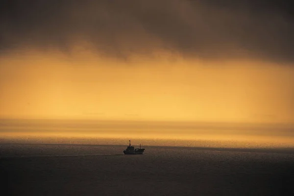 Silhouette Ship Cruising Calm Coast Sunset — Stock Photo, Image