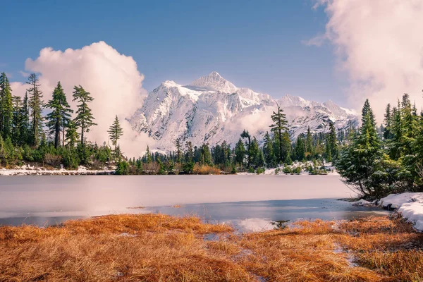 Piękne Ujęcie Zamarzniętego Jeziora Obraz Tle Góry Shuksan — Zdjęcie stockowe