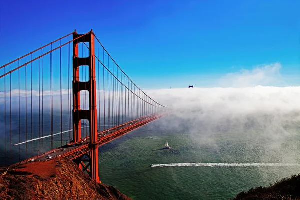 Arka Planda Deniz Sisi Olan Golden Gate Köprüsü Nün Büyüleyici — Stok fotoğraf