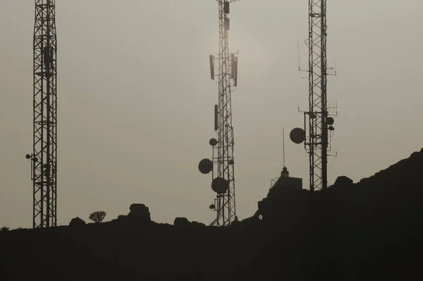 Einige Silhouetten Antennen Auf Einem Hügel — Stockfoto