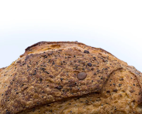 Eine Nahaufnahme Von Sauerteigbrot Mit Kernen Auf Weißem Hintergrund — Stockfoto