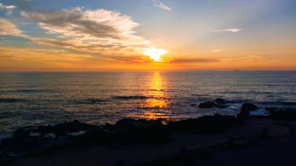 Uma Bela Vista Pôr Sol Refletindo Sobre Oceano — Fotografia de Stock