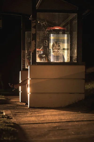 Een Verticaal Shot Van Een Bushalte Telefooncel Nachts Narrabee Australië — Stockfoto
