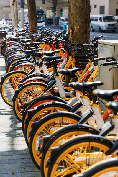 Vertikal Bild Gula Hyrcyklar Parkerade Runt Staden Shanghai Kina — Stockfoto