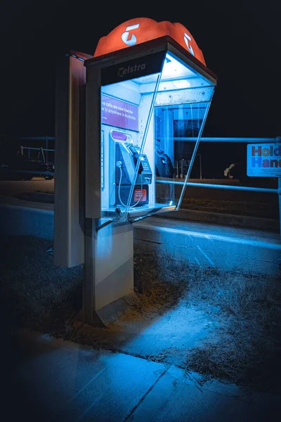 シドニー北部のナラビーンで夜の電話ボックスの垂直ショット — ストック写真