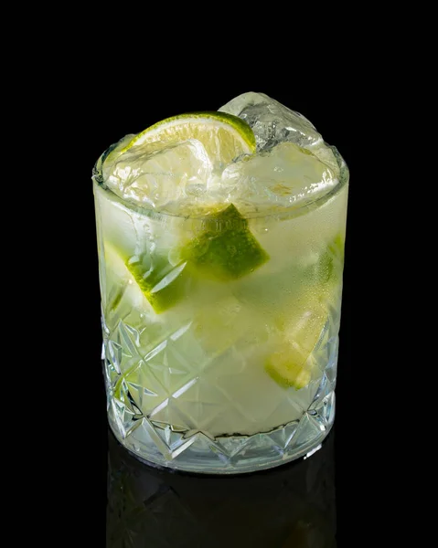 Vertical Shot Alcoholic Cocktail Drink Ice Lime Black Background — Stock Photo, Image