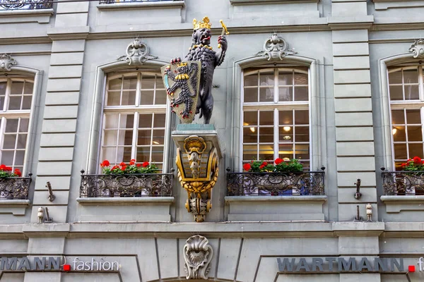 Uma Estátua Leão Fachada Edifício Histórico Berna Suíça — Fotografia de Stock