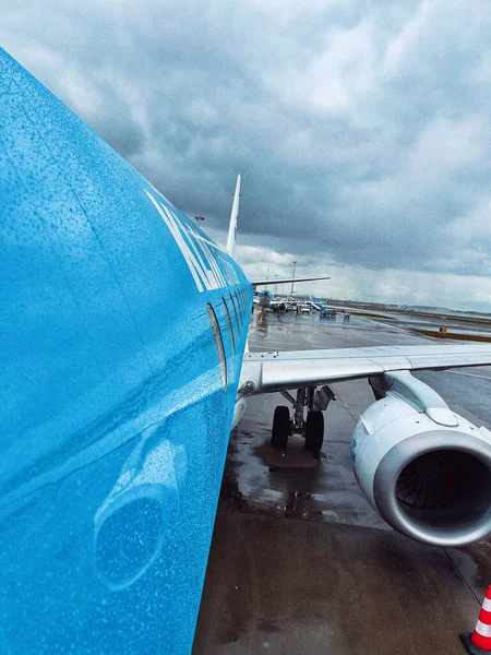 Nahaufnahme Eines Blauen Flugzeugs Flughafen Einem Regnerischen Tag — Stockfoto