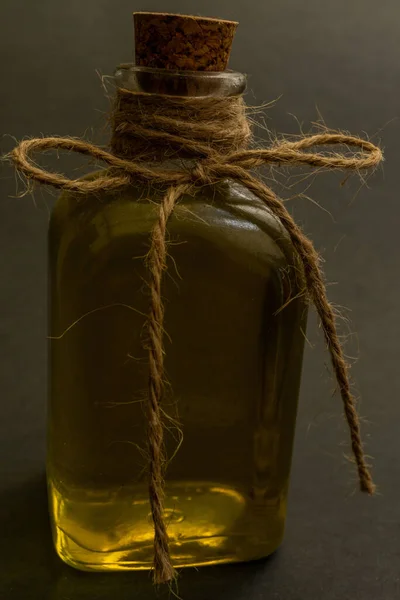 Close Van Een Glazen Fles Met Kurkstop Die Rozemarijnhelende Olie — Stockfoto