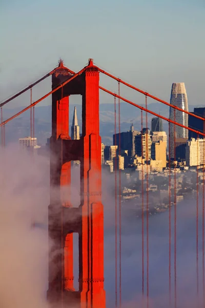 Şehrin Arka Planındaki Golden Gate Köprüsü Nün Ayrıntıları San Francisco — Stok fotoğraf