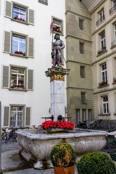 Eine Vertikale Aufnahme Eines Brunnens Mit Einem Denkmal Bern Schweiz — Stockfoto