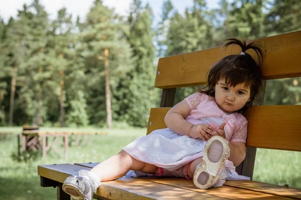 Nahaufnahme Eines Kleinen Jährigen Mädchens Einem Park Der Nähe Eines — Stockfoto