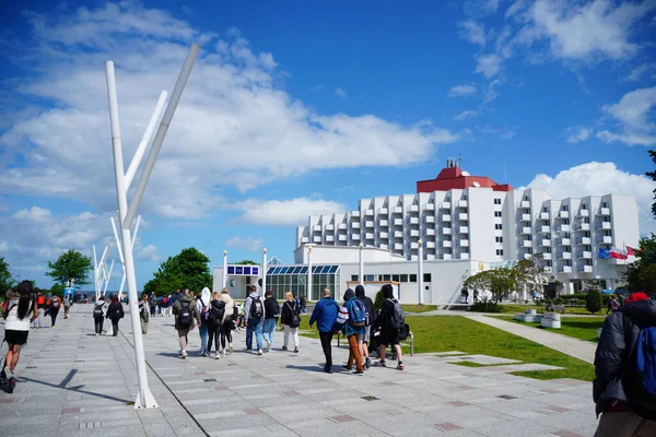 Folket Samlades Framför Wien House Amber Baltic Miedzyzdroje Byggnaden Solig — Stockfoto